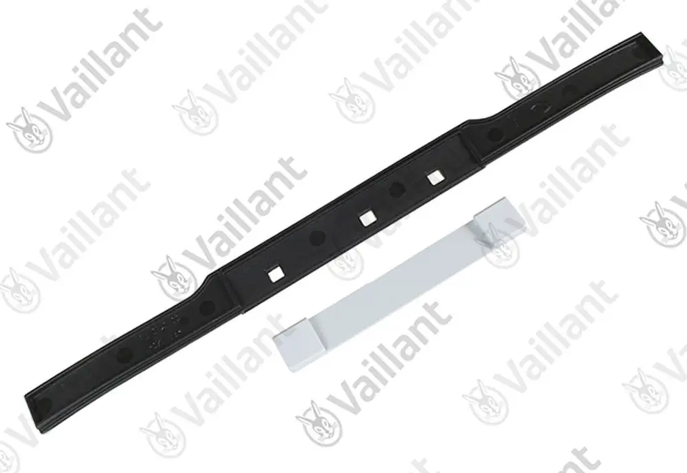 Schwarzer Halter für ein Namensschild von Vaillant, ergänzt durch ein kleines weißes Element. Der Halter hat mehrere Durchbrüche für die Befestigung.